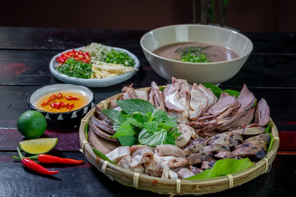 Bàn ăn tại Lê Thị Hoàng Phương 87